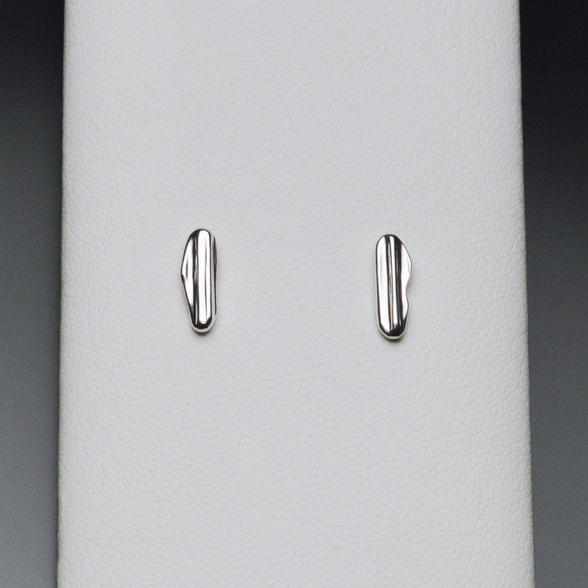 Strawcast Bar Stud Earrings (Small)